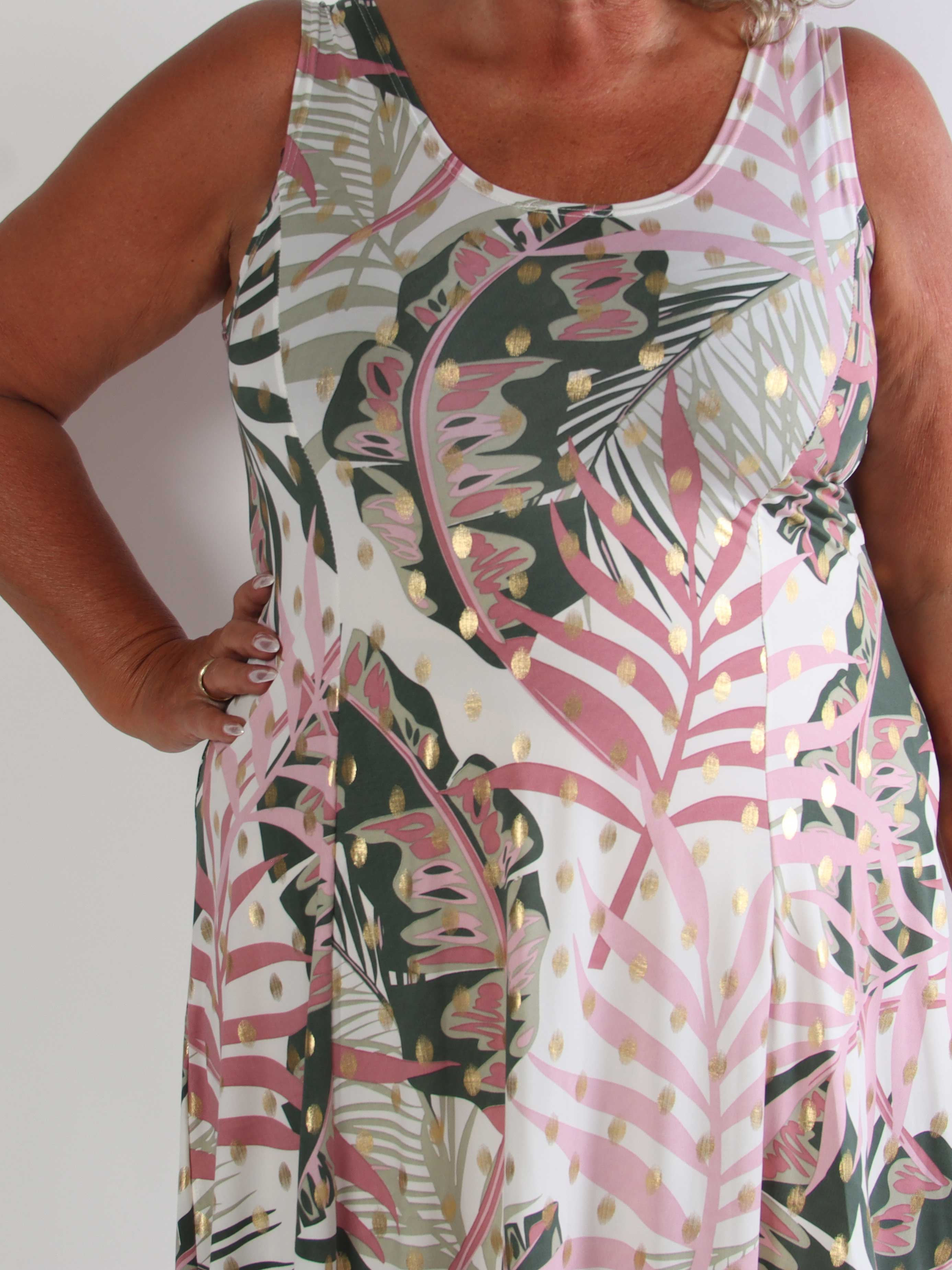 Maj Glowleaf - Elastisk plus size sommerkjole i a-facon med bladmotiver